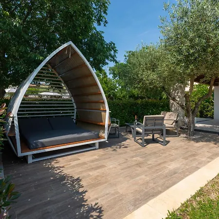 Lv Near Novigrad For 8 People & Children Playground Only 1,5 Km From Villa *