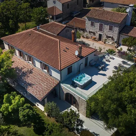 Lv Near Novigrad For 8 People & Children Playground Only 1,5 Km From ヴィラ *